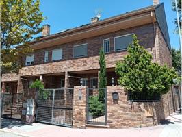 Chalet pareado en venta en Villanueva del Pardillo photo 0
