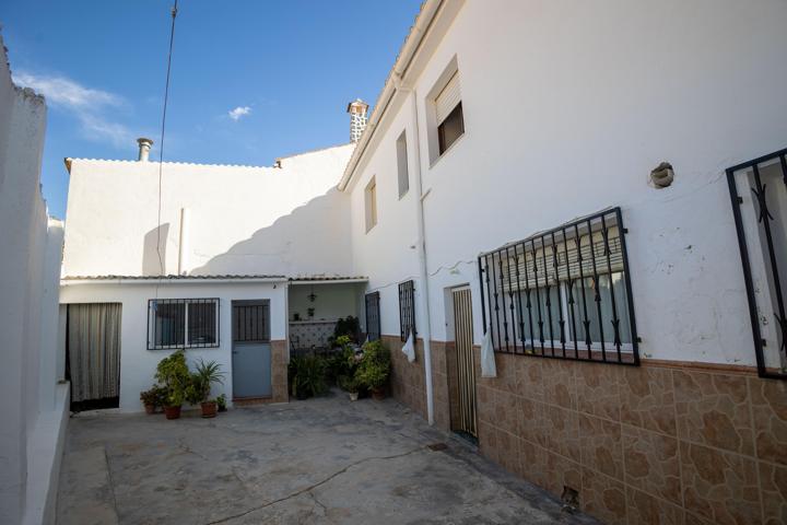 ESPACIOSA CASA FAMILIAR CON VISTAS DESPEJADAS photo 0