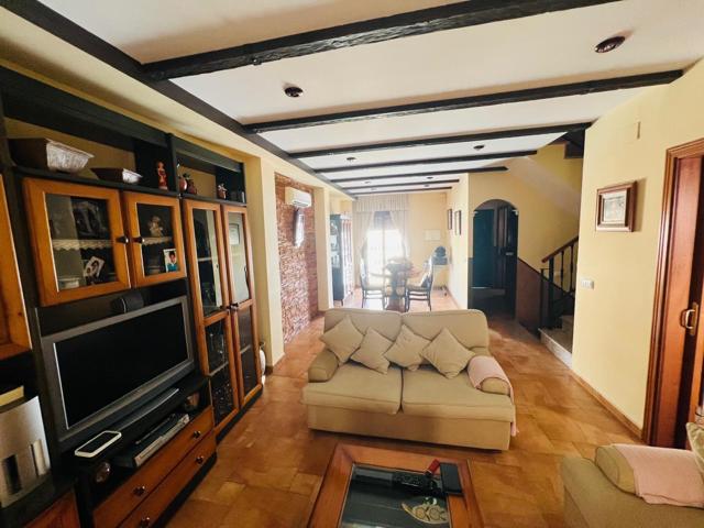 IMPECABLE CASA ADOSADA EN BENALMÁDENA PUEBLO CON VISTAS DESPEJADAS Y AL MAR DESDE LA PLANTA ALTA photo 0