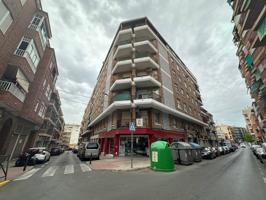 VIVIENDA CENTRICA. SE VENDE SEMIAMUEBLADA Y CON ALGUN ELECTRODOMESTICOS photo 0