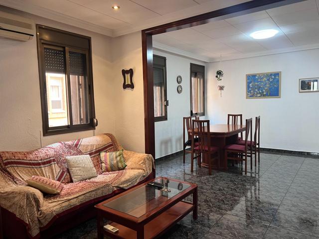 Amplio piso familiar en Av. Catalunya con luz y ubicación perfecta en Tgn photo 0