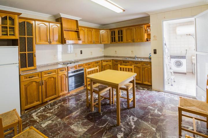 AMPLIA CASA CON GARAJE EN RAFAL. photo 0