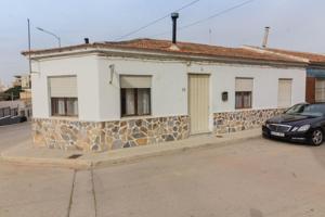 AMPLIA CASA CON GARAJE Y TERRAZA EN REDOVÁN. photo 0