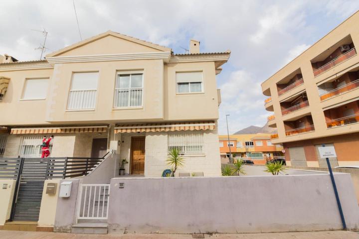 AMPLIO ADOSADO EN ESQUINA CON GARAJE INCLUIDO photo 0