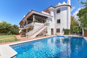 Gran villa en el centro de Marbella, perfecta ubicación, 8 dormitorios y jardín con piscina privada photo 0