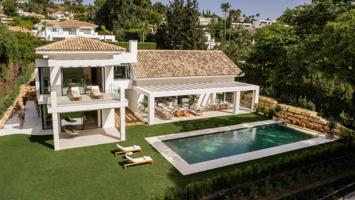 Villa de 5 dormitorios y 6 baños localizada en El Paraiso, Estepona photo 0