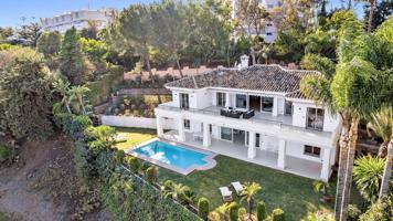 Villa de 4 dormitorios, 4 baños en Rio Real Golf, Marbella photo 0