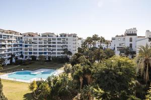 Encantador apartamento planta baja de 3 dormitorios junto a la playa de Puerto Banus, Marbella photo 0