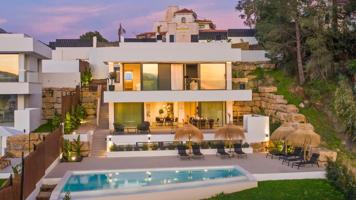 Elegante villa de 5 dormitorios y 5 baños con espectaculares vistas al Mar. Nueva Andalucía photo 0