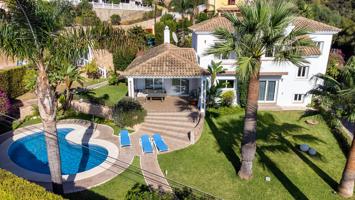 Villa de lujo de 4 dormitorios y 5 baños en Elviria, Marbella photo 0