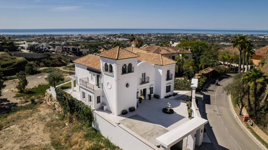 Villa de lujo de 5 dormitorios y 7 baños con impresionantes vistas al Mar. La Quinta, Benahavís photo 0