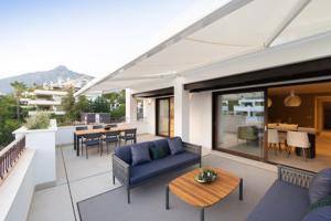 Ático dúplex de 3 dormitorios y 3 baños con solarium y vistas panorámicas a Marbella photo 0