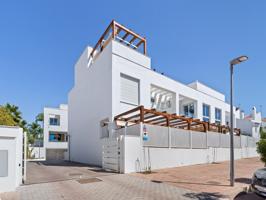 Adosado esquina de 5 dormitorios, 3 baños, solarium y vistas al mar. Nueva Andalucía, Marbella photo 0