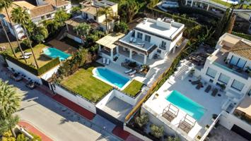 Villa de 5 dormitorios y 5 baños en urbanización Nueva Andalucía, Marbella photo 0