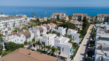 Villa de lujo de 4 dormitorios y 5 baños a 100m de la playa. Río Verde, Milla de Oro, Marbella photo 0