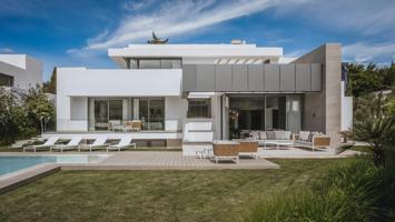 Villa de lujo de 5 dormitorios en El Paraiso, Estepona photo 0