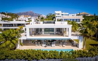 Villa de lujo de 5 dormitorios y 4 baños con vistas al mar. Nueva Andalucía, Marbella photo 0