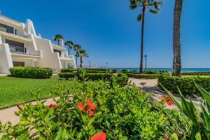 Lujoso adosado de 4 dormitorios en exclusiva urbanización a pie de playa. Milla de Oro, Marbella photo 0