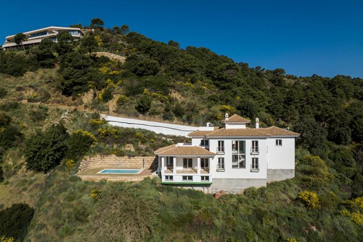 Villa de lujo de 5 dormitorios y 4 baños con vistas al mar. Montemayor, Benahavís photo 0