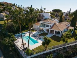 Villa reformada de Lujo de 5 dormitorios y 7 baños con vistas al Golf. Nueva Andalucía, Marbella photo 0