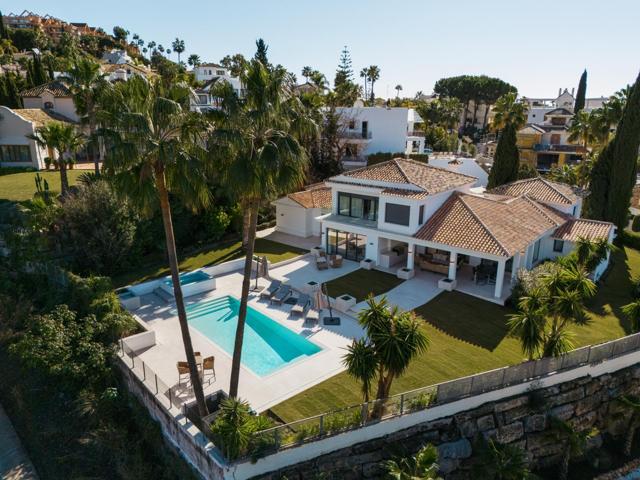 Villa reformada de Lujo de 5 dormitorios y 7 baños con vistas al Golf. Nueva Andalucía, Marbella photo 0