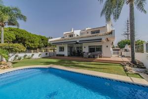 Villa recientemente reformada de 7 dormitorios y 4 baños cerca de Marbella Centro photo 0