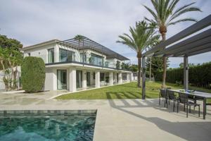 Villa de lujo de 6 dormitorios y 5 baños con vistas al mar y la montaña. Milla de Oro, Marbella photo 0