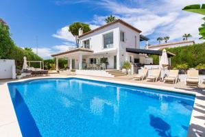 Casa En venta en Lomas De Marbella Club, Marbella photo 0