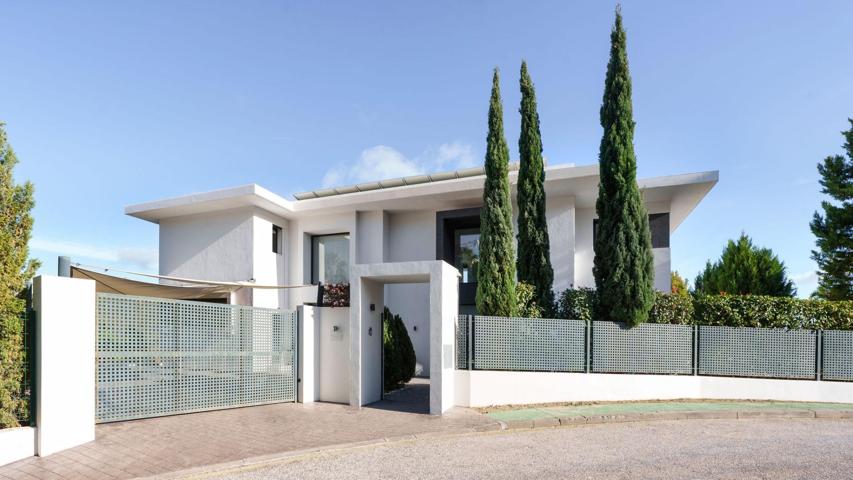 Villa de lujo de 4 dormitorios y 4 baños con vistas al mar en Lomas de la Quinta, Benahavís photo 0