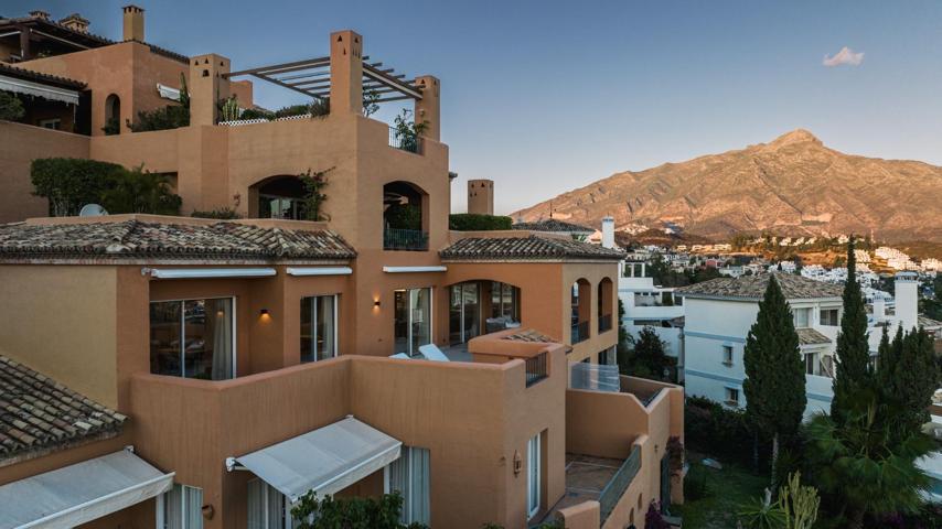 Apartamento de lujo de 4 dormitorios y 4 baños con vistas al mar. Nueva Andalucía, Marbella photo 0