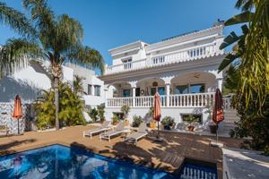 Villa de lujo de 4 dormitorios y 4 baños con vistas al mar. Nagüeles, Marbella photo 0