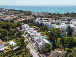 Moderna villa de 5 dormitorios y 5 baños con vistas panorámicas al mar en La Milla de Oro, Marbella photo 0