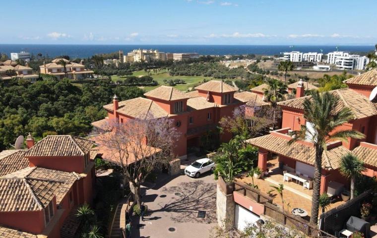 Pareado de 6 dormitorios y 5 baños con vistas al mar. Santa Clara Golf, Marbella photo 0