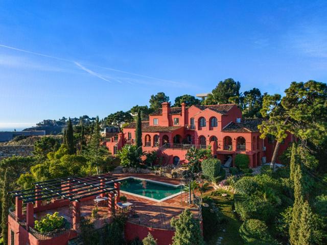 Villa estilo andaluz de 8 dormitorios y 4 baños con vistas al mar. El Madroñal, Benahavís photo 0