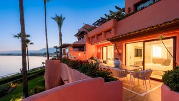 Apartamento reformado de lujo de 3 dormitorios y 2 baños con vistas al mar. Estepona photo 0