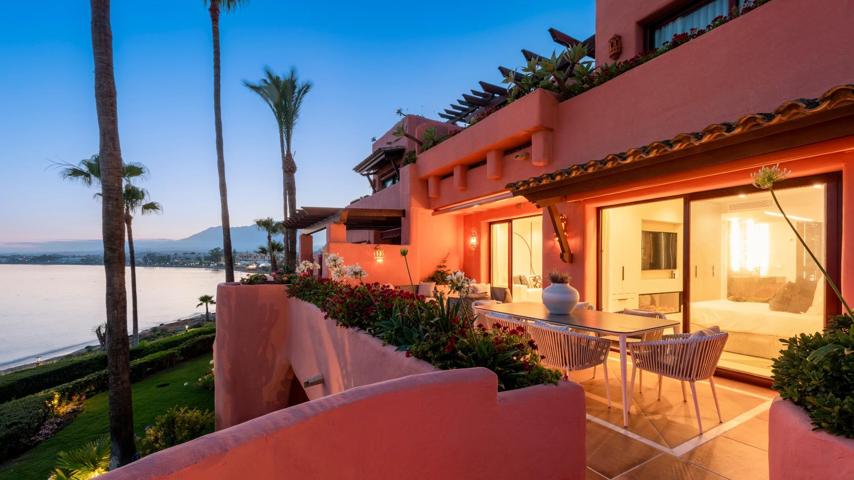 Apartamento reformado de lujo de 3 dormitorios y 2 baños con vistas al mar. Estepona photo 0