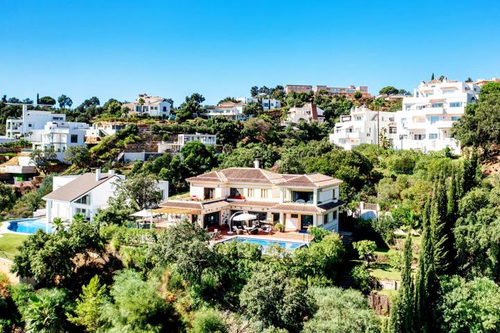 Villa de lujo de 5 dormitorios y 7 baños con vistas al mar en La Mairena, Marbella photo 0