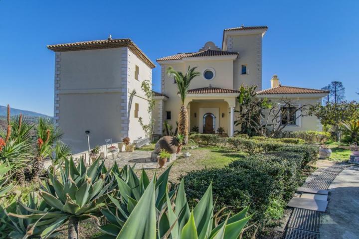 Villa de 7 dormitorios y 5 baños con terreno de 60000 m2 y vistas al mar. Estepona photo 0