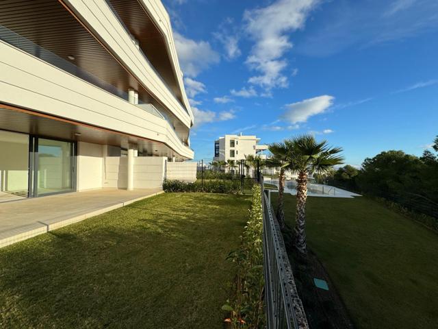 Apartamento planta baja de 2 dormitorios y 2 baños con jardín privado. El Higuerón, Fuengirola photo 0