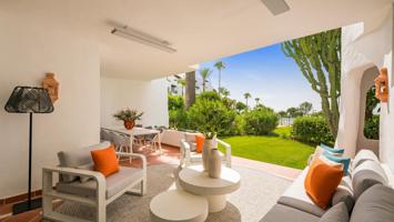 Apartamento de lujo planta baja de 3 dormitorios y 2 baños junto a la playa. Estepona photo 0