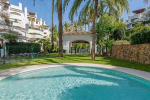 Apartamento planta baja de 4 dormitorios junto a la playa. Elviria, Marbella Este photo 0