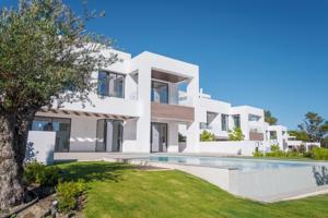 Villa de lujo de 4 dormitorios y 4 baños con vistas al mar. Marbella photo 0