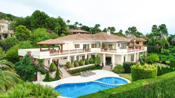 Villa de lujo de 6 dormitorios y 6 baños con vistas al Mar. Sierra Blanca, Marbella photo 0