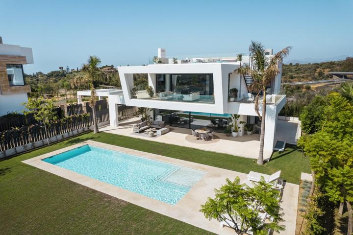 Villa de lujo de 5 dormitorios y 6 baños con vistas al mar. Nagüelles, Marbella photo 0