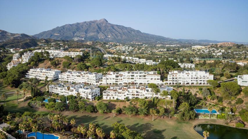 Ático dúplex de 3 dormitorios, 3 baños y vistas al golf y al mar. La Quinta, Benahavís photo 0