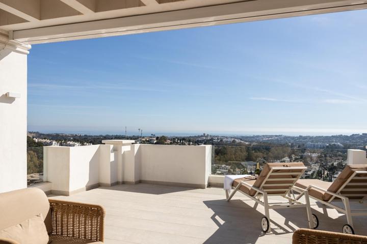 Ático de lujo de 2 dormitorios y 3 baños con vistas al mar. Nueva Andalucía, Marbella photo 0