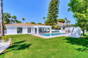 Villa de lujo reformada de 4 dormitorios y 4 baños. Elviria, Marbella Este photo 0