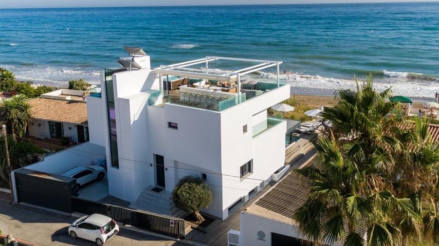 Villa de lujo de 6 dormitorios y 4 baños a pie de playa. Marbella Este photo 0