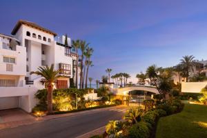 Apartamento de lujo de 3 dormitorios y 3 baños con vistas al mar. Puente Romano, Marbella photo 0