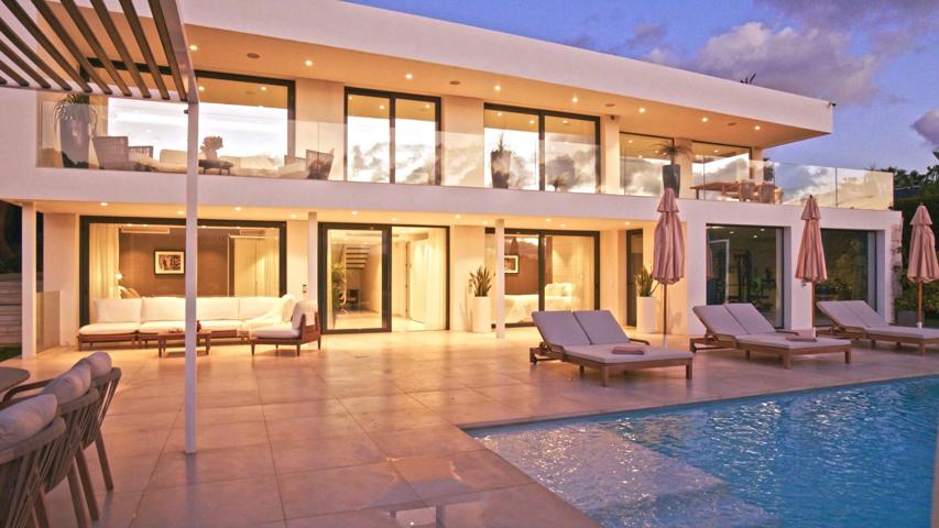 Villa de lujo de 6 dormitorios y 4 baños con vistas al golf. Nueva Andalucía, Marbella photo 0